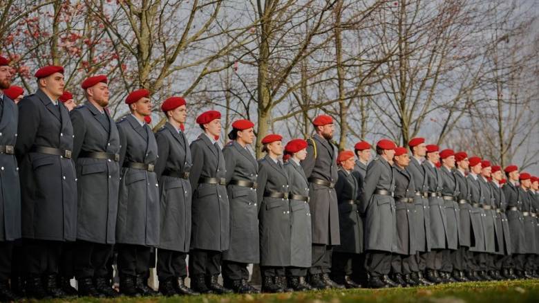 Bild: Υπέρ της υποχρεωτικής στρατιωτικής θητείας δηλώνει η πλειοψηφία των Γερμανών