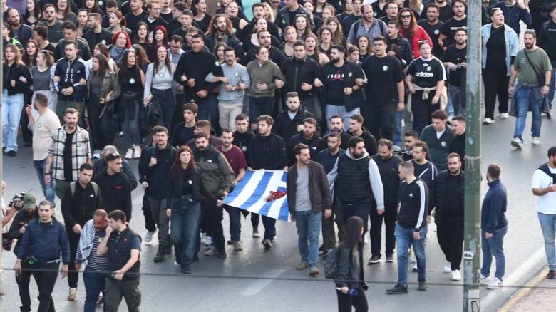 Πολυτεχνείο: Η στιγμή που η αιματοβαμμένη σημαία φτάνει στην Αμερικανική Πρεσβεία