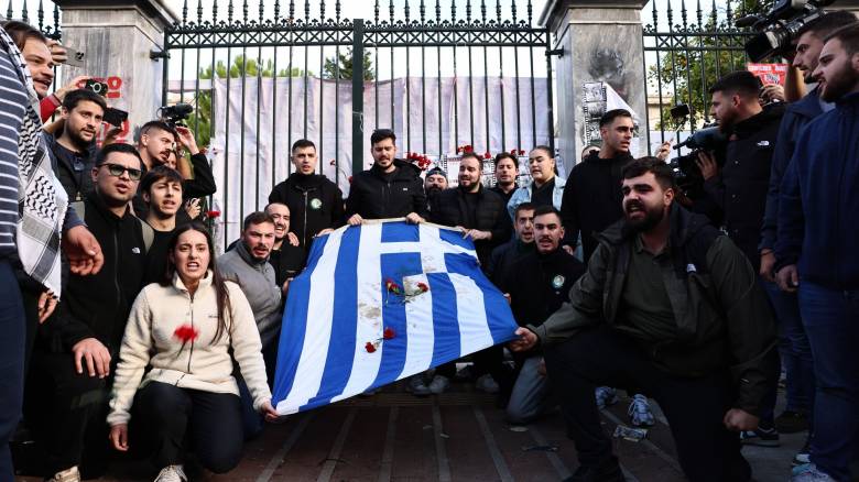 Στην κορυφή της πορείας η αιματοβαμμένη σημαία-σύμβολο του Πολυτεχνείου