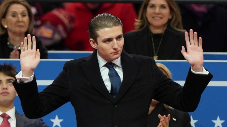 Αποκαλύφθηκε τι είπε ο Μπάρον Τραμπ στο αυτί του Τζο Μπάιντεν κατά την ορκωμοσία του πατέρα του