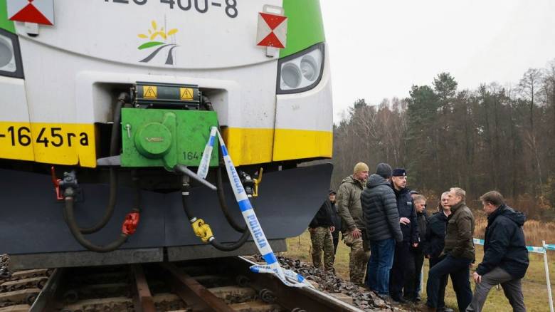 Πολωνία: Οι ρωσικές μυστικές υπηρεσίες βρίσκονται πιθανόν πίσω από έκρηξη σε σιδηροδρομική γραμμή