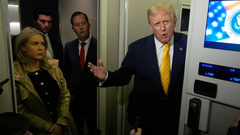 «Πήγαινε γηρεύοντας»: Επιμένει ο Λευκός Οίκος για την δημοσιογράφο που αποκάλεσε «γουρούνα» ο Τραμπ