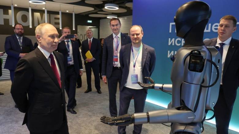 Ο χορός του... ρομπότ για τον Πούτιν: Ξάφνιασε τους σωματοφύλακες του ρώσου ηγέτη