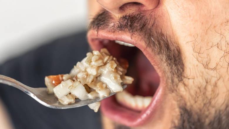 Ποιες τροφές μας κάνουν να μυρίζουμε άσχημα και ποιες όμορφα