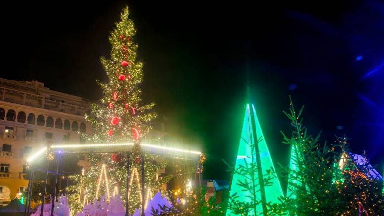«Φορά» τα γιορτινά της η Θεσσαλονίκη - Χριστουγεννιάτικο δέντρο ύψους 18 μέτρων στην Αριστοτέλους