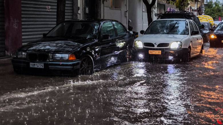 Με σφοδρές βροχές και καταιγίδες το επόμενο διήμερο: Ποιες περιοχές θα «μουλιάσουν»