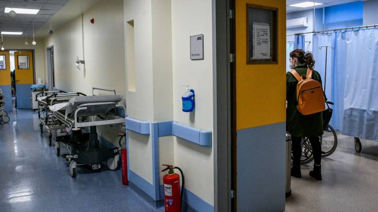 Μήνυση νοσοκομειακών γιατρών για τα ράντζα στο «Αττικόν»: «Επικίνδυνες συνθήκες για τους ασθενείς»