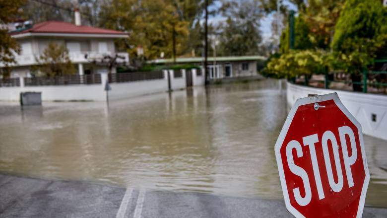 Χάος στην Πρέβεζα από την κακοκαιρία: Πλημμύρισαν δρόμοι, υπερχείλισαν φρεάτια, σε απόγνωση κάτοικοι