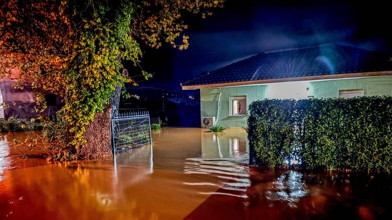 Κακοκαιρία σαρώνει τη Δυτική Ελλάδα: Πλημμύρες, κατολισθήσεις, αποκλεισμένα χωριά και απεγκλωβισμοί