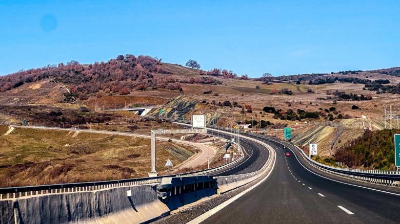 Πυρκαγιά στον Ε65 στη Λαμία - Διεκόπη η κυκλοφορία στο ρεύμα προς Αθήνα