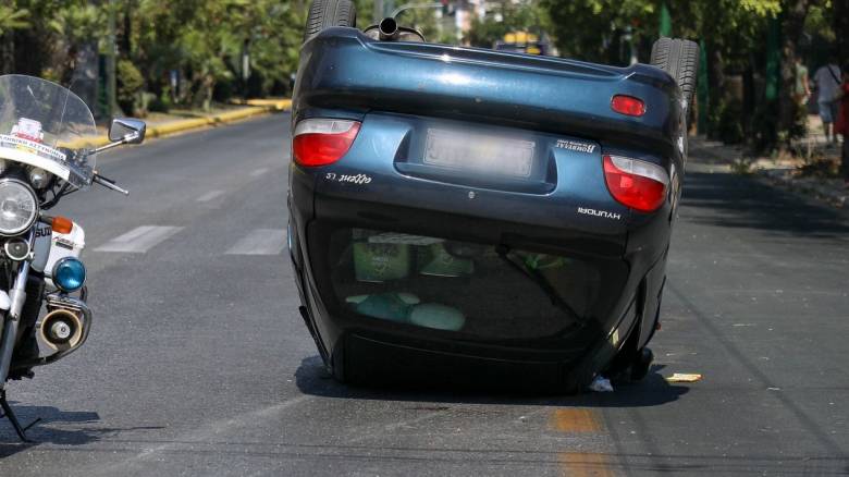 Ανατροπή αυτοκινήτου στη Θεσσαλονίκη - Δύο τραυματίες