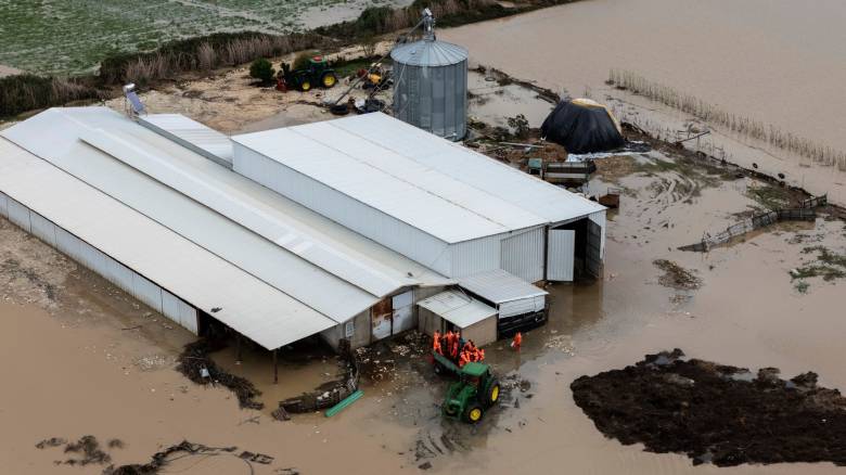 Κακοκαιρία στην Αλβανία: Μία νεκρή και εκατοντάδες κάτοικοι απομακρύνθηκαν εσπευσμένα από τα σπίτια