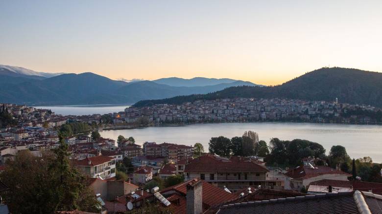 Κακοκαιρία: «Φούσκωσε» η λίμνη Καστοριάς - Σύσκεψη για τις ζημιές στην περιοχή