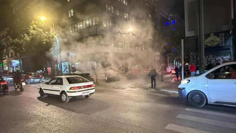 Φωτιά σε όχημα στη Συγγρού: Αυξημένη η κίνηση, κλειστή η Πετμεζά