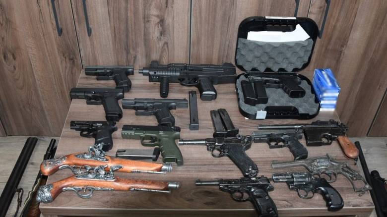 Νέες συλλήψεις στην Κρήτη για όπλα: Καραμπίνες, χιλιάδες φυσίγγια και... ξίφη σε Ρέθυμνο και Χανιά