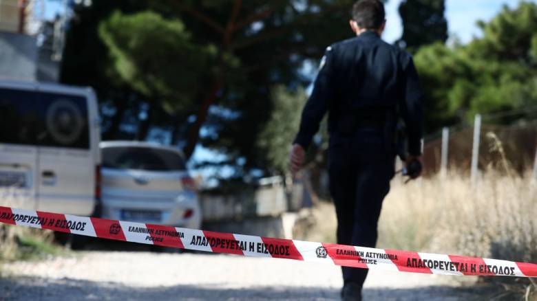 Νέα Πέραμος: Δίωξη για ανθρωποκτονία από πρόθεση στον 44χρονο που σκότωσε με ψαλίδι τον αδερφό του