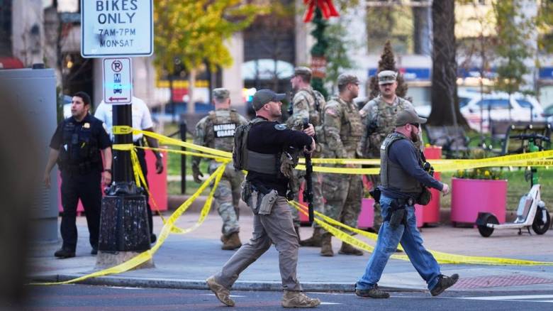 Σε κρίσιμη κατάσταση οι δύο άνδρες της Εθνοφρουράς που πυροβολήθηκαν κοντά στον Λευκό Οίκο