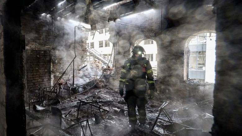 Στις φλόγες πολυκατοικίες στη Ζαπορίζια μετά από μπαράζ ρωσικών χτυπημάτων με drones - Δείτε βίντεο