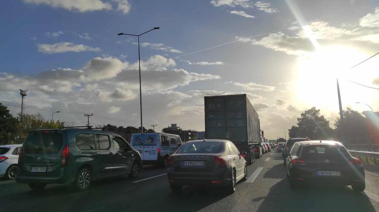 Κυκλοφοριακό χάος στον Κηφισό - Καθυστερήσεις από Κηφισιά έως Πειραιά και Αττική Οδό