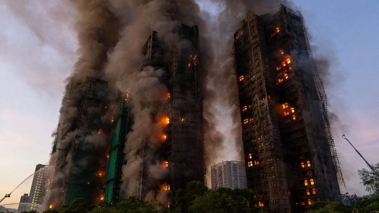 Φλέγεται ουρανοξύστης στο Χονγκ Κονγκ - Τέσσερις νεκροί, οκτώ τραυματίες και εγκλωβισμένοι