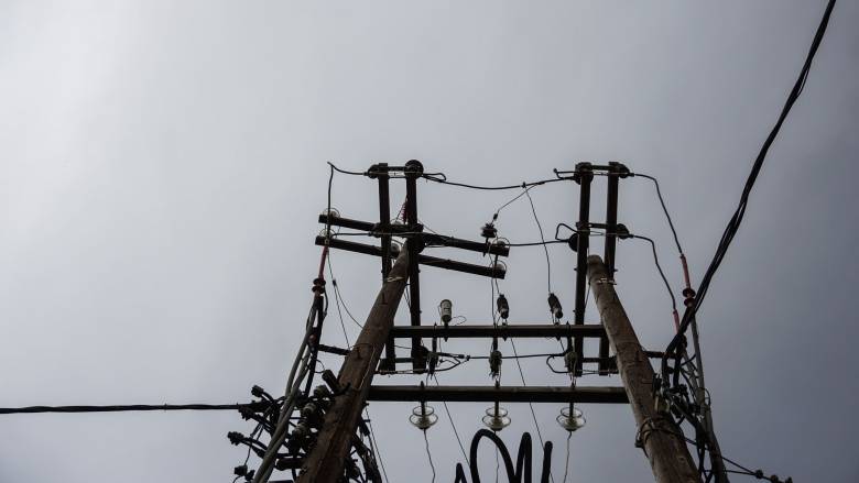 Ένα πτηνό πίσω από το εκτεταμένο μπλακ άουτ στη Λάρισα - 14 απεγκλωβισμοί