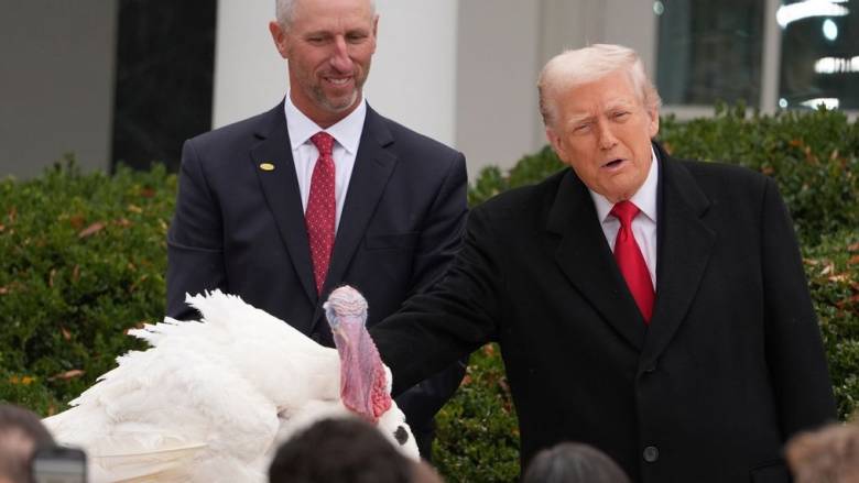 Ο Τραμπ έδωσε χάρη στις γαλοπούλες Gobble και Waddle για την Ημέρα των Ευχαριστιών