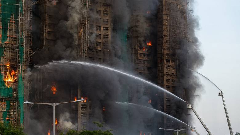 Χονγκ Κονγκ: Εικόνες που κόβουν την ανάσα από τη φωτιά στον ουρανοξύστη - 13 νεκροί
