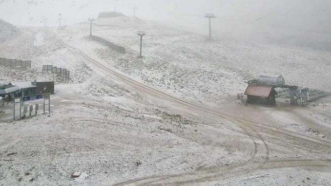 Οι πρώτες νιφάδες στα χιονοδρομικά κέντρα - Στα λευκά και ο Παρνασσός, χιονοθύελλα στον Όλυμπο