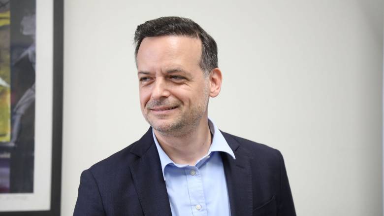 «Όλο και πιο χαμηλά»: Πυρά Δούκα για την αφαίρεση των Πολεοδομιών από τους Δήμους