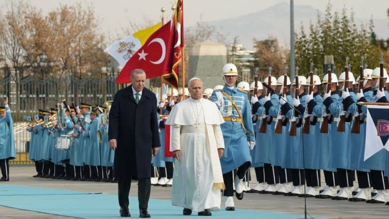 Στο Προεδρικό Μέγαρο ο Πάπας Λέων για τη συνάντηση με τον Ερντογάν