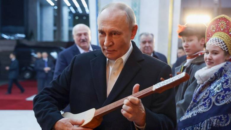 Ο Πούτιν τώρα και μουσικός: Προσπάθησε να παίξει κομούζ, το τρίχορδο λαούτο του Κιργιστάν