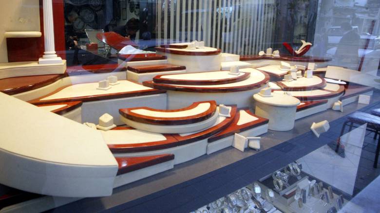 Απόπειρα κλοπής σε κοσμηματοπωλείο στη Νέα Ιωνία: Γκρέμισαν τα ρολά και έφυγαν με άδεια χέρια