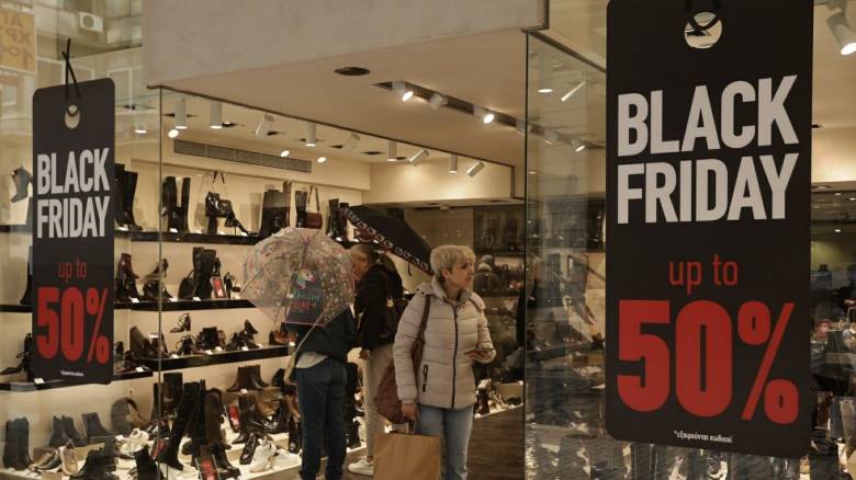 Black Friday: Στο «κυνήγι» προσφορών παρά την κακοκαιρία - Τι λένε οι καταναλωτές στο CNN Greece