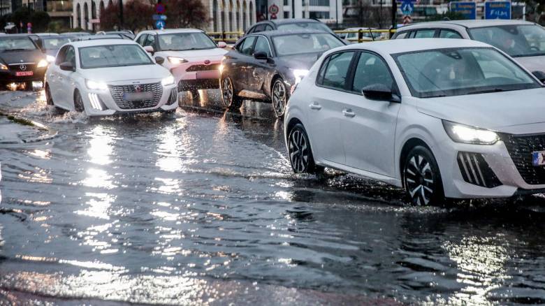 Κακοκαιρία Byron: Διακοπή κυκλοφορίας στο ρέμα της Αγίας Αικατερίνης στη Μάνδρα
