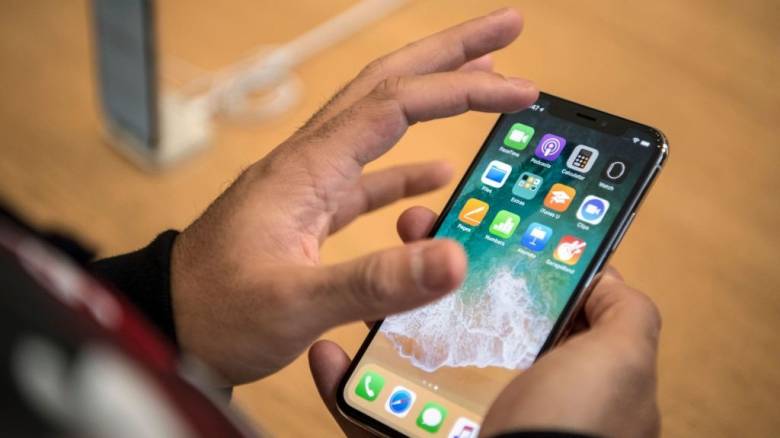 Τι συμβαίνει στον εγκέφαλό μας όταν κοιτάζουμε συνεχώς το κινητό μας τηλέφωνο