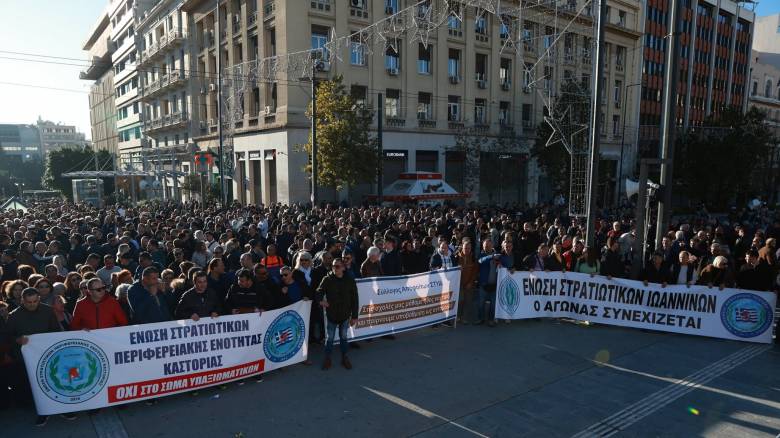 Σε εξέλιξη η πανελλαδική κινητοποίηση των στρατιωτικών στα Προπύλαια