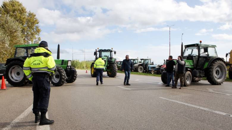 Ένταση στο μπλόκο Πατρών - Πύργου: Οδηγός ΙΧ εμβόλισε αυτοκίνητα για να «σπάσει» τον αποκλεισμό