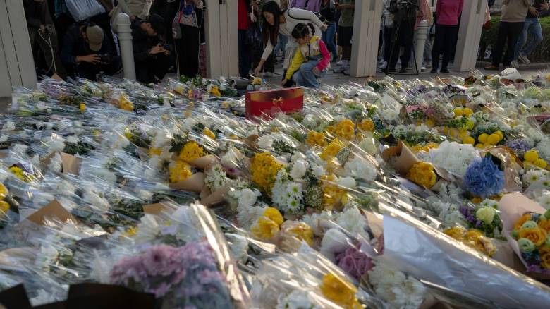 Χονγκ Κονγκ: Λουλούδια, μεσίστιες σημαίες και απέραντη θλίψη για τα θύματα της φονικής πυρκαγιάς