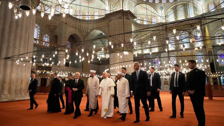 Το Μπλε Τζαμί επισκέφθηκε ο Πάπας - Έβγαλε τα παπούτσια του αλλά δεν προσευχήθηκε