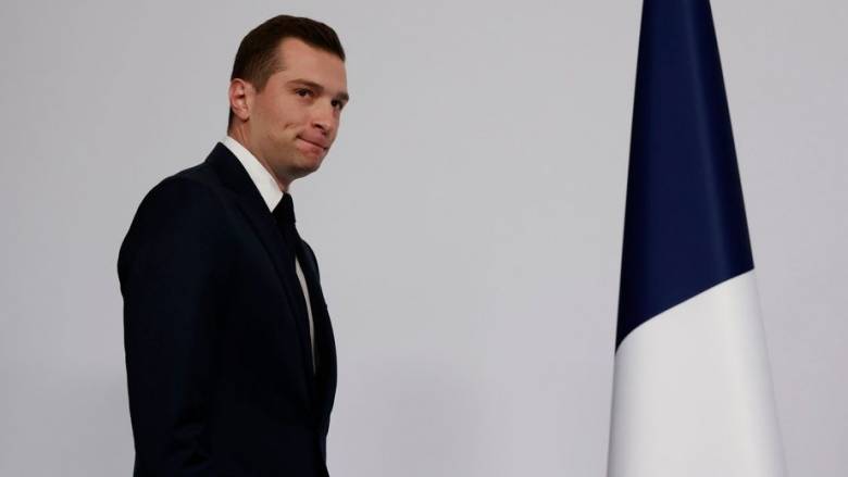 Γαλλία: Ηλικιωμένος πέταξε αβγό στον Ζορντάν Μπαρντελά στην παρουσίαση βιβλίου του