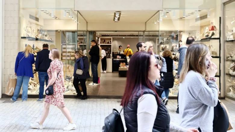 Ανοιχτά σήμερα Κυριακή τα καταστήματα - Το ωράριο λειτουργίας, τι ισχύει για τα σούπερ μάρκετ