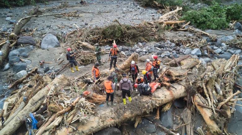 Ινδονησία: Ξεπερνούν τους 400 οι νεκροί από τις πλημμύρες και τις κατολισθήσεις