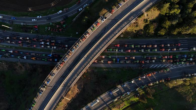 Αγρότες: Κλειστή η Εθνική οδός Αθηνών - Θεσσαλονίκης στη Λάρισα - Χημικά, τραυματισμοί και συλλήψεις