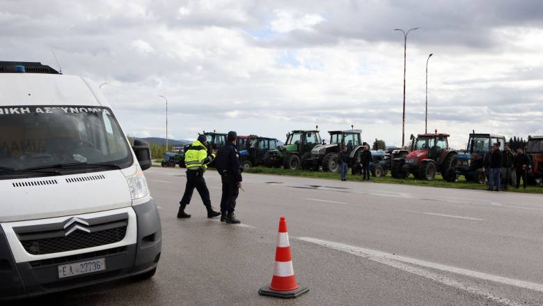 Τι λέει η Ελληνική Αστυνομία για τις τρεις συλλήψεις των αγροτών στα μπλόκα