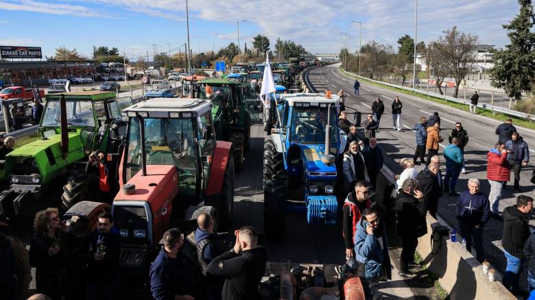 Έξω από το Αστυνομικό Μέγαρο Λάρισας αγρότες – Απαιτούν την απελευθέρωση των συναδέλφων τους