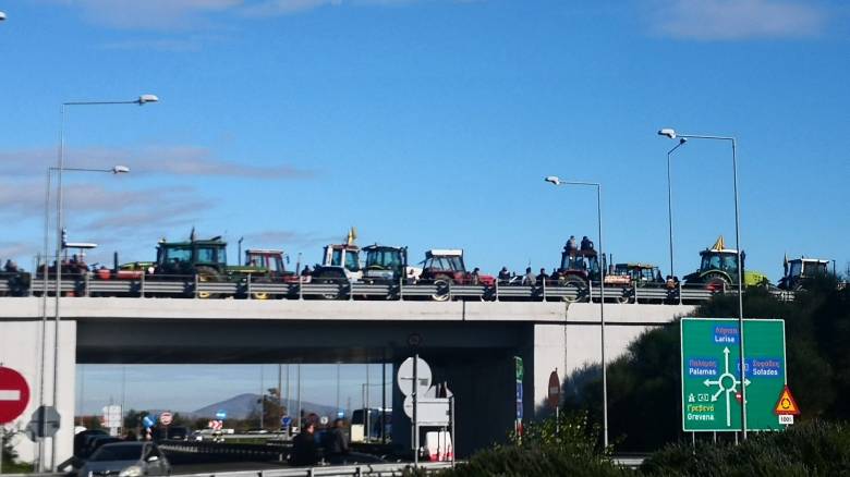 Καρδίτσα: Ένταση και στον Ε65 - Αγρότες «έσπασαν» το μπλόκο της αστυνομίας