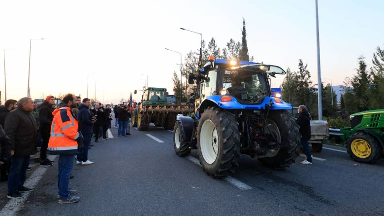 Ένταση με χημικά στα αγροτικά μπλόκα σε Νίκαια και Πλατύκαμπο - Τρεις τραυματίες και δύο συλλήψεις