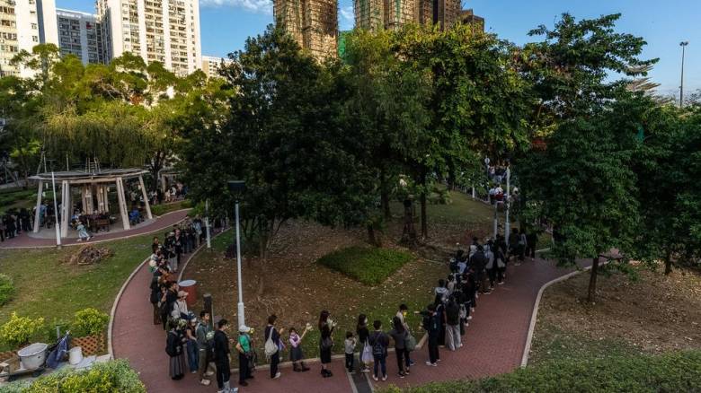 Χονγκ Κονγκ: Ξεχειλίζει η οργή για την πολύνεκρη τραγωδία στο συγκρότημα με τους ουρανοξύστες