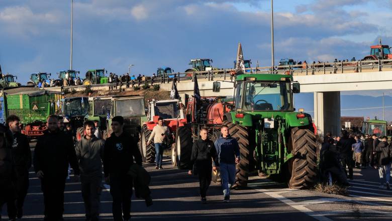 Αυξάνουν την πίεση οι αγρότες: Αμετακίνητοι σε μπλόκα και αιτήματα - Σε «κλοιό» η βόρεια Ελλάδα