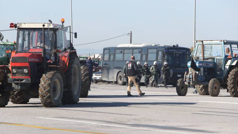 Άνοιξαν το ρεύμα προς Θεσσαλονίκη οι αγρότες στα Μάλγαρα – Κλειστό το ρεύμα προς Αθήνα